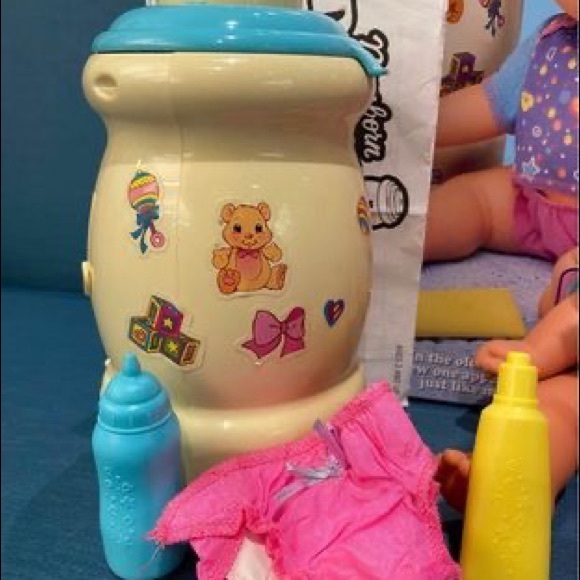 Newborn Diaper Surprise Doll Vintage 1997 - Picture 4 of 7